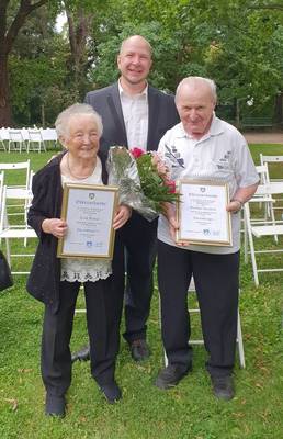 Ruth Basler und Günther Kieslich (v.li.n.re.) wurden von Bürgermeister Ronny Krimm (hinten) geehrt. (Foto: Steffen Schulze) © Steffen Schulze Ruth Basler und Günther Kieslich (v.li.n.re.) wurden von Bürgermeister Ronny Krimm (hinten) geehrt. (Foto: Steffen Schulze)